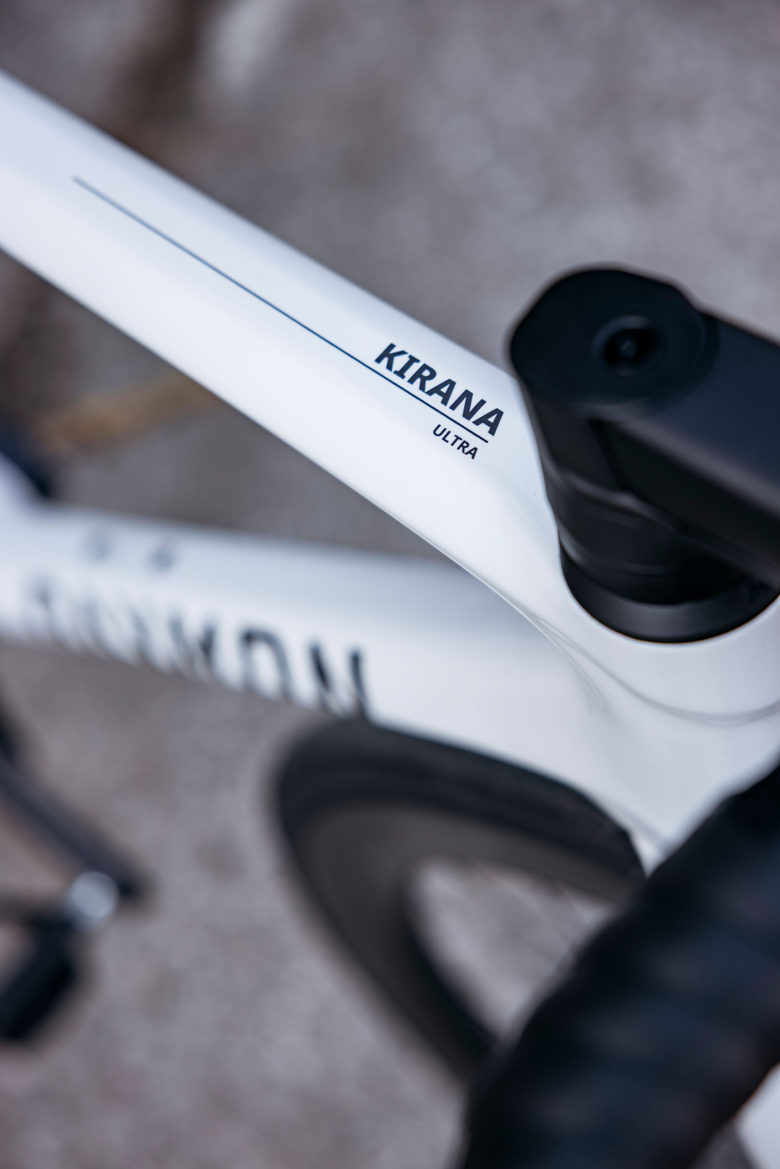 Detailaufnahme des weißen RAYMON Kirana Ultra mit integriertem Cockpit
