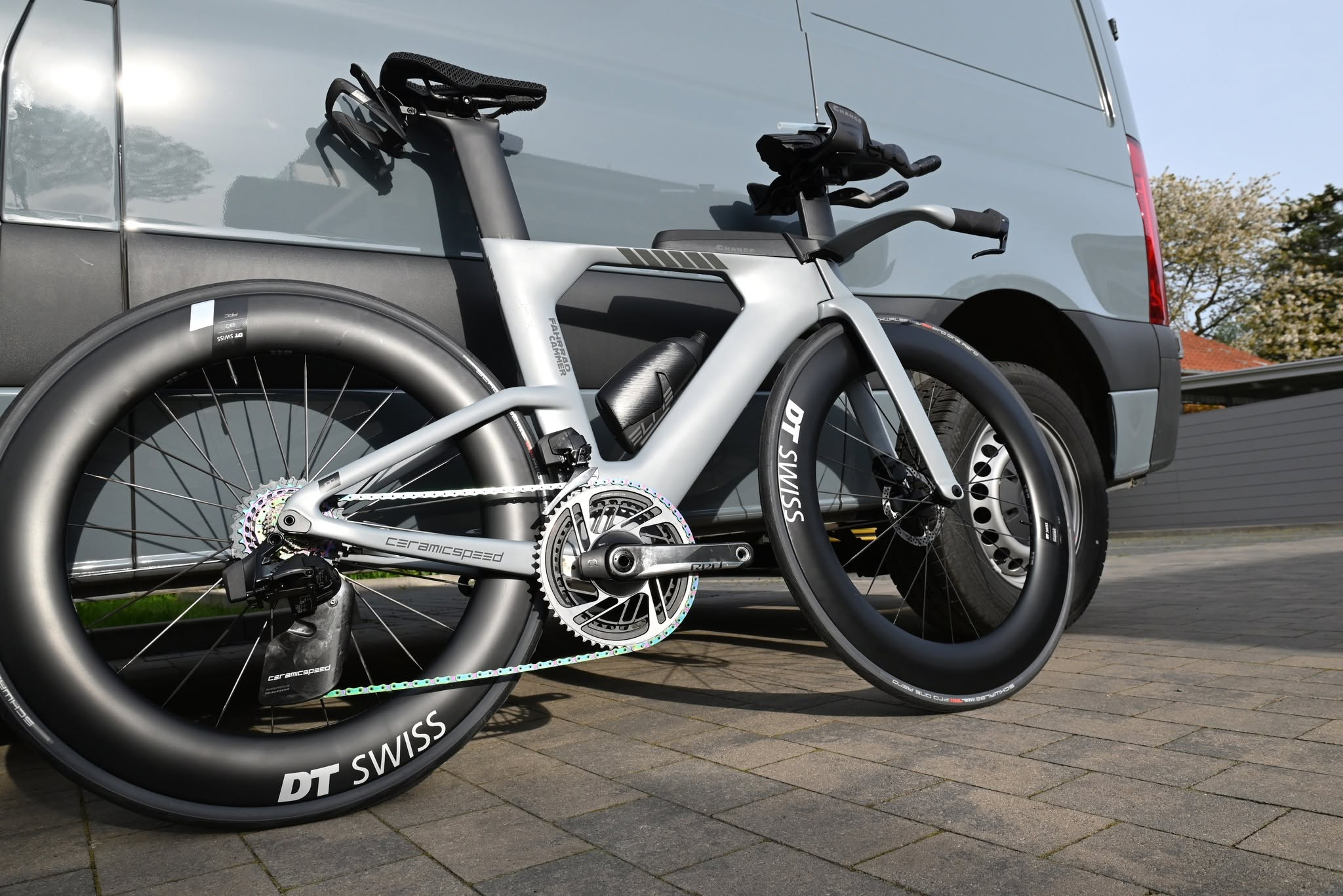Detailansicht eines Triathlonrades mit Aerocockpit und Antrieb
