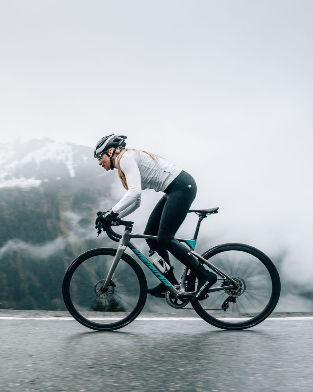 Rennradfahrerin auf einer Bergstraße
