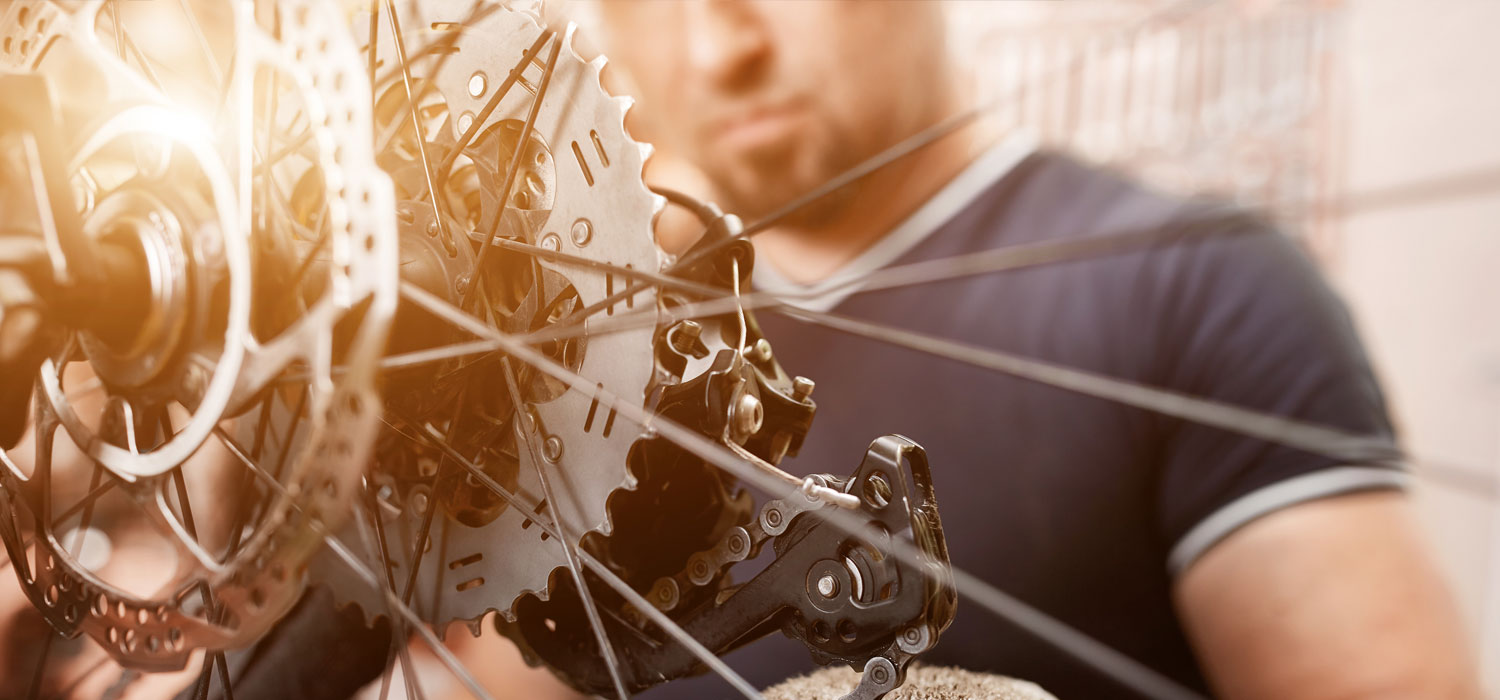 Detailaufnahme einer Reparatur am Fahrrad-Hinterrad