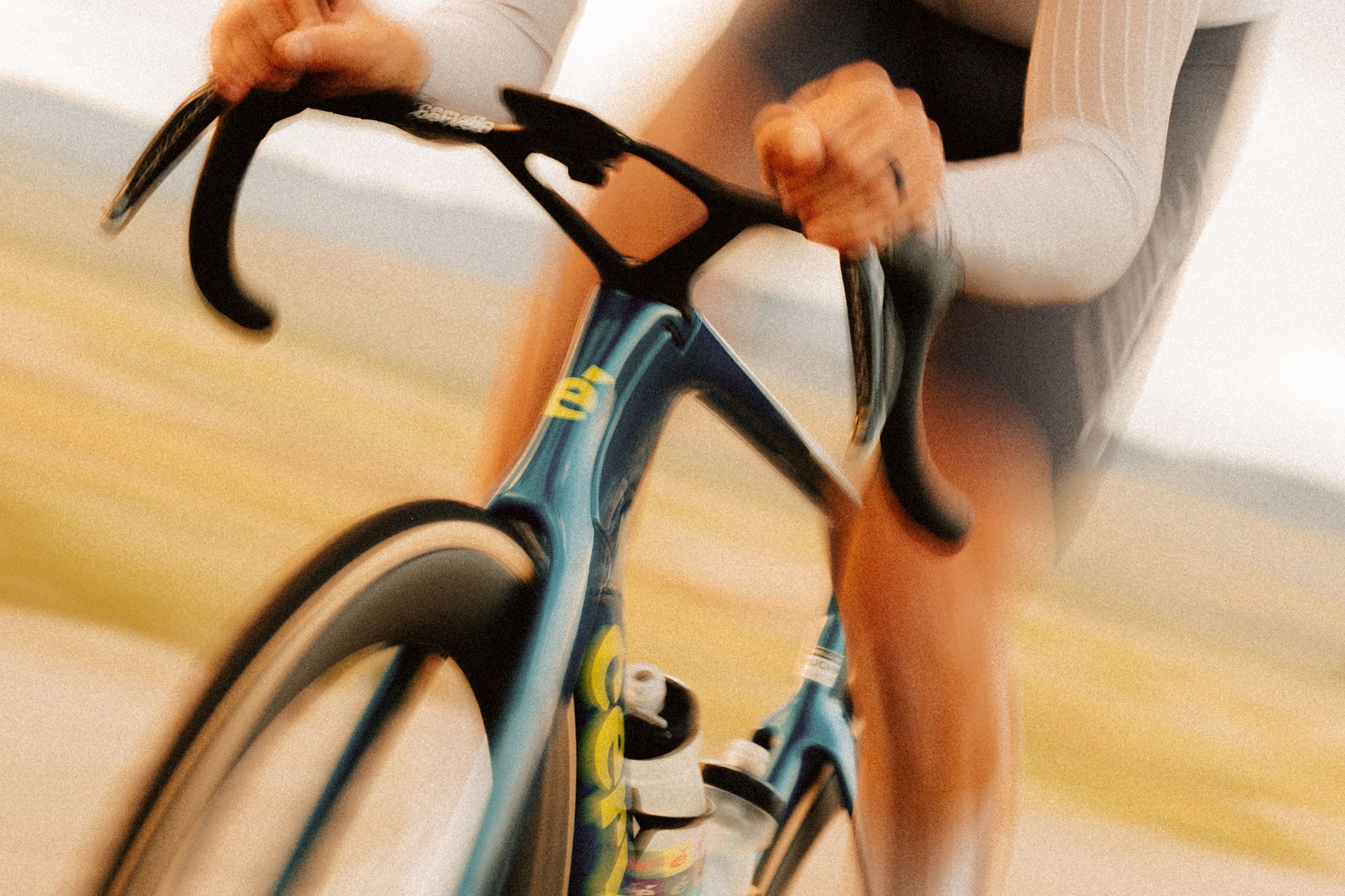 Detailausschnitt: Cervélo S5 mit Fahrer in dynamischer Bewegung