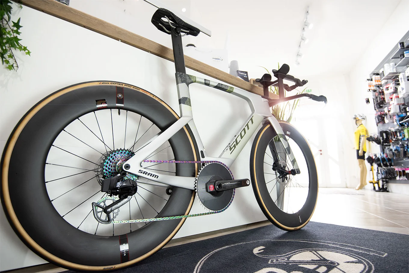 Detailausschnitt: SCOTT Triathlonrad mit tiefen Laufrädern im Fahrrad-Cammer-Showroom