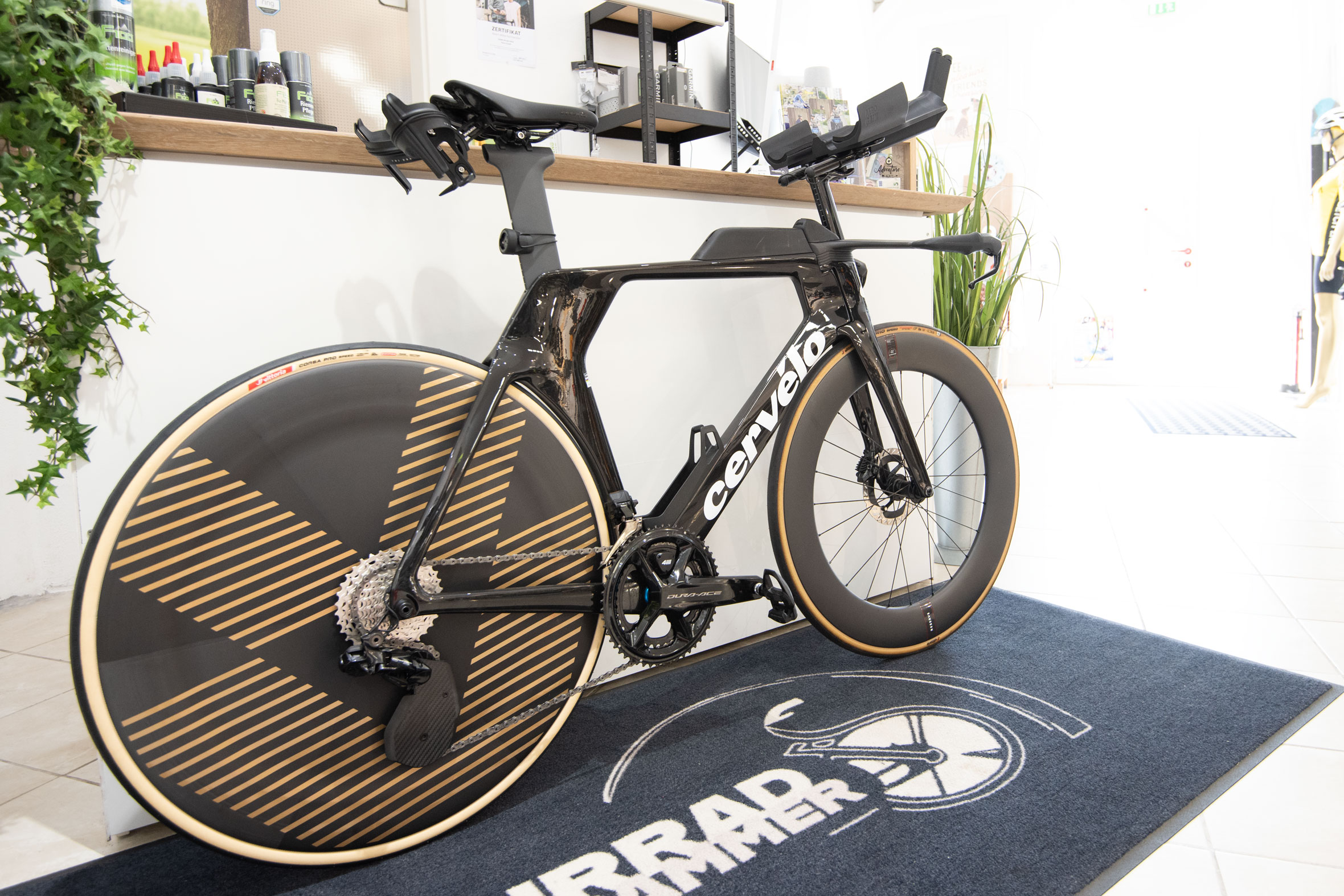 Cervélo-Triathlonrad mit Aerolenker.