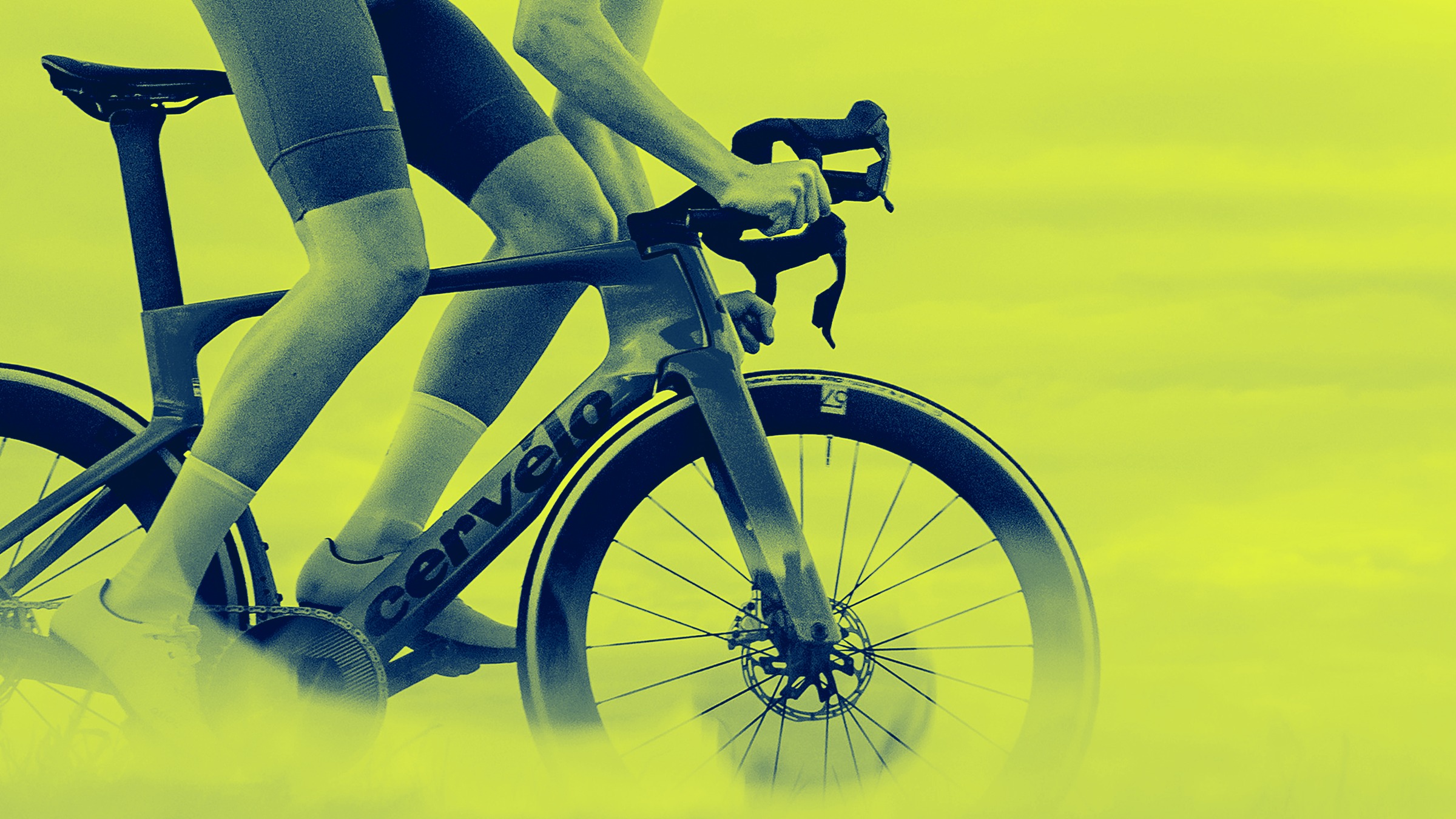 Ein einzelner Fahrer auf einem Cervélo S5 in schneller Fahrt