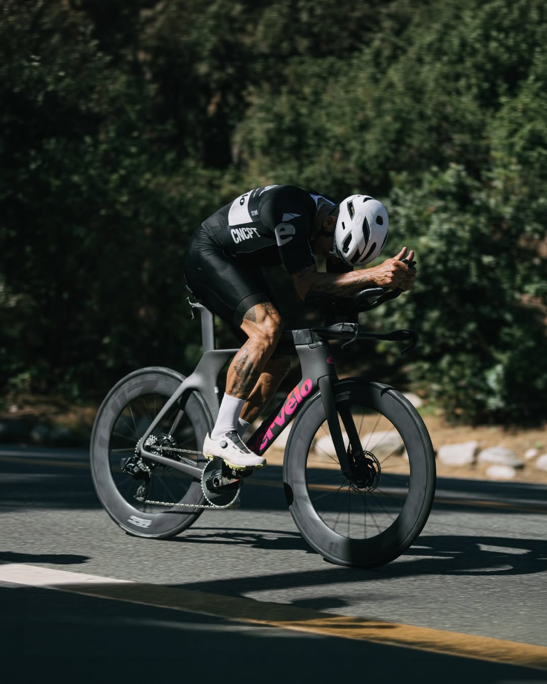 Athlet auf einem Cervélo P-Series Triathlonrad in Aeroposition
