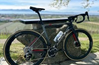 | Rennrad Argon 18 Sum Pro - SRAM RED Titanium / Racing | 2025 | Rennrad Argon 18 Sum Pro - SRAM RED Titanium / Racing | 2025